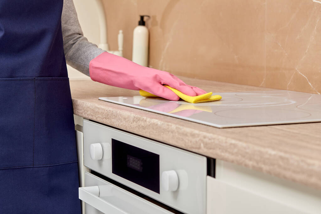 Limpeza da cozinha em luvas de borracha e microfibra. Rotina doméstica. - Foto, Imagem