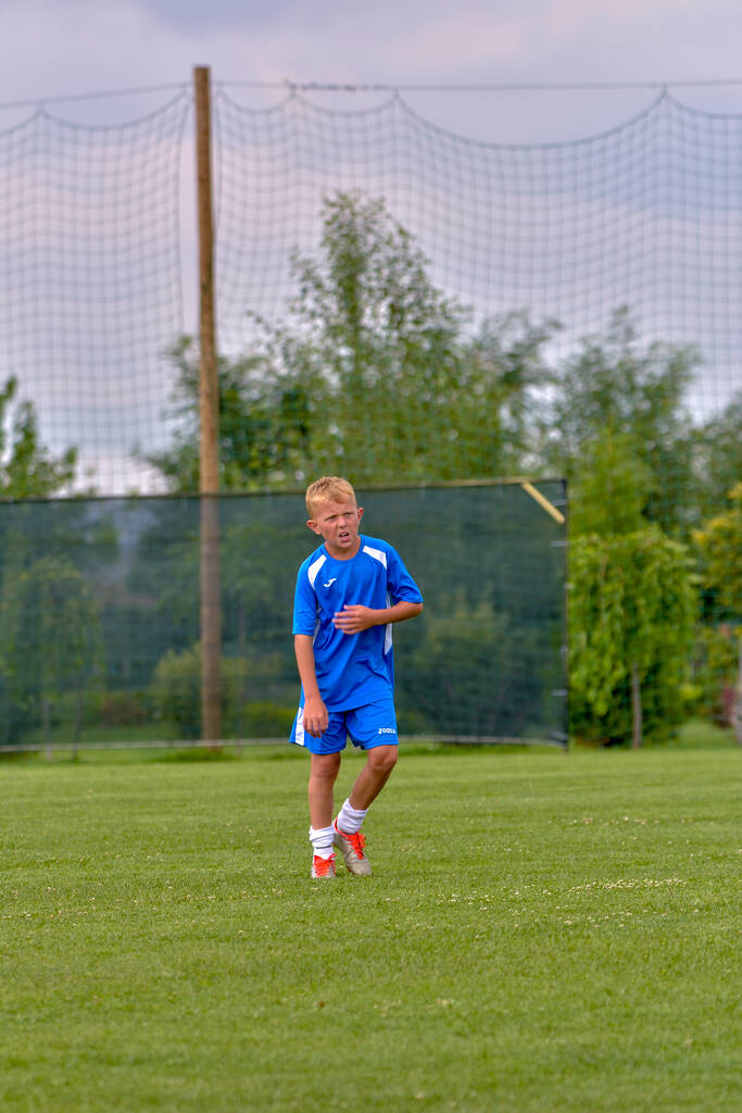 GHIMBAV, BRASOV, ROMANIA - 3 DE AGOSTO: Campamento de entrenamiento de fútbol para niños, niños en FOREX GHIMBAV, Rumania 03 agosto 2016 - Foto, Imagen