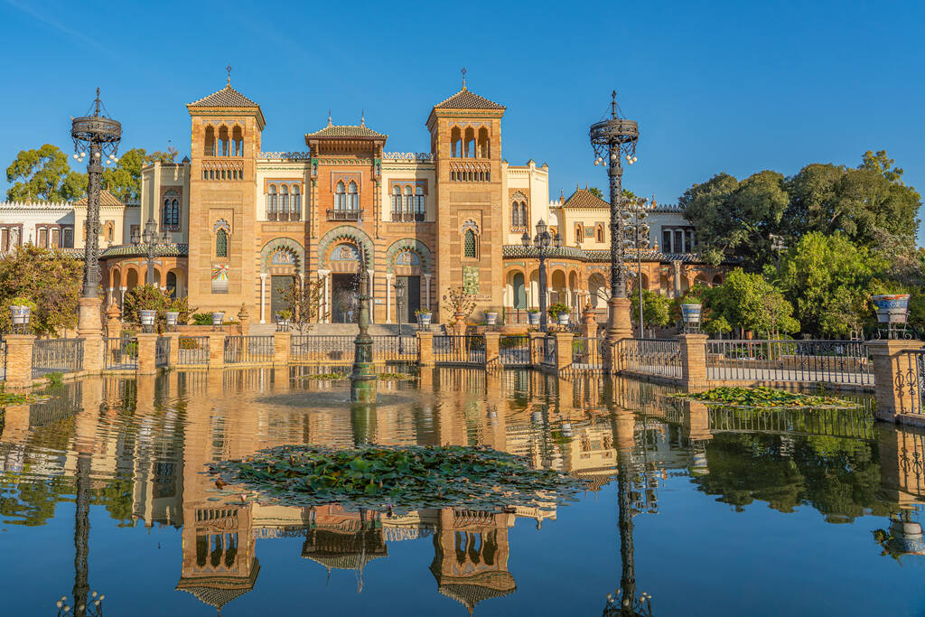 Sevilla, Španělsko 17. října. 2020: Plaza de America a Muzeum populárního umění v Seville, Andalusie, Španělsko Nachází se v Parque de Maria Luisa. - Fotografie, Obrázek