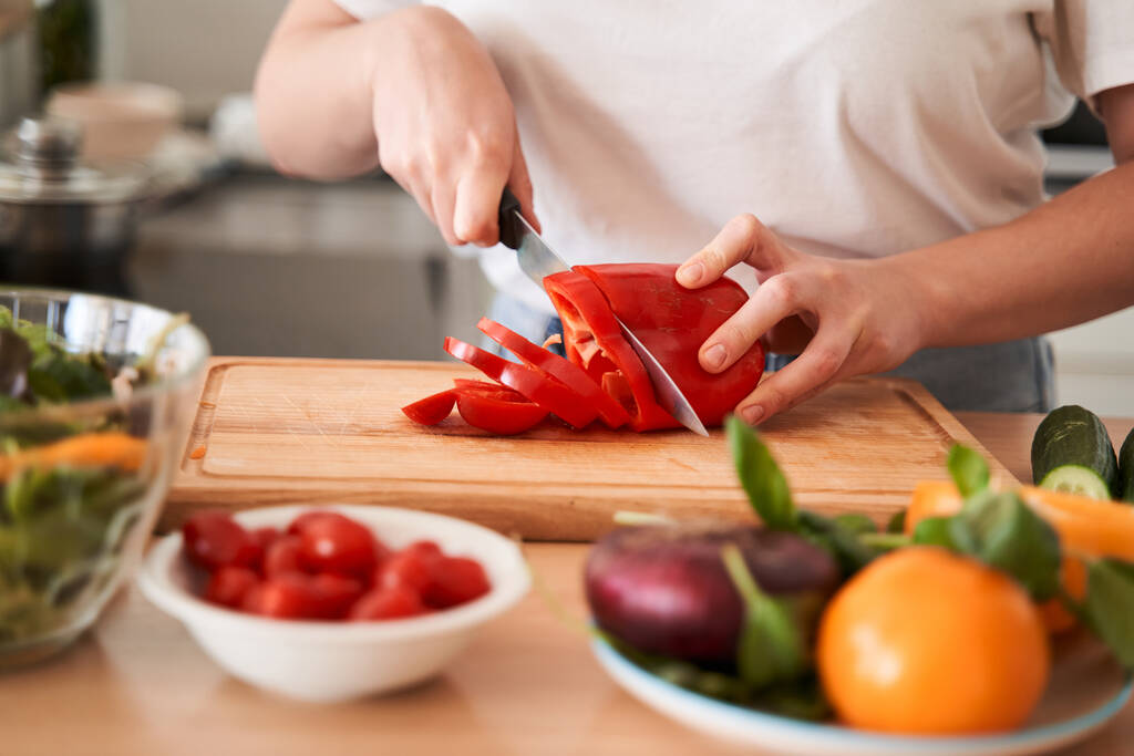 Žena vaří přírodní zdravé jídlo - Fotografie, Obrázek