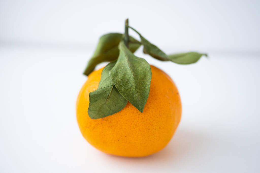 Foto mandarijn sinaasappel citrusvruchten met bladeren, een traktatie voor de watervakantie. Natuurlijke mitaminen - Foto, afbeelding