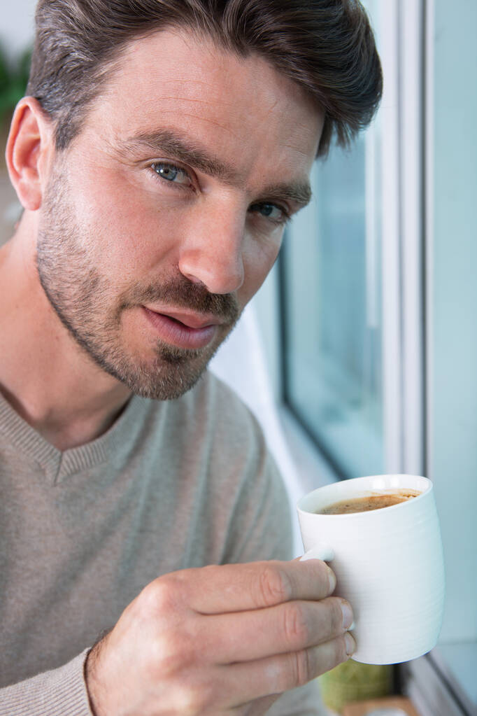 przystojny brunetka brodaty mężczyzna pije kawę - Zdjęcie, obraz