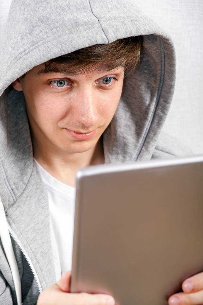 Nuori mies Tablet Computer valkoisella taustalla - Valokuva, kuva