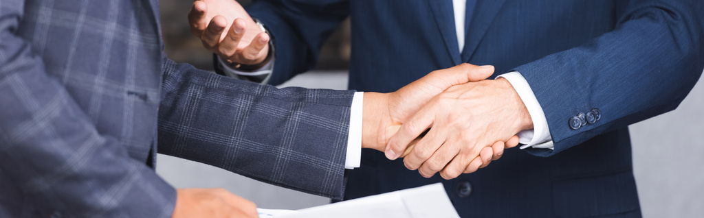 Обрезанный вид бизнесменов, пожимающих друг другу руки, баннер - Фото, изображение