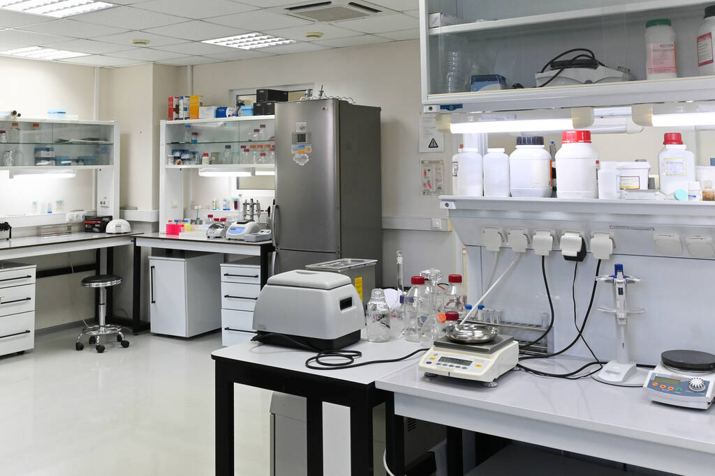 In een wetenschappelijk biologisch laboratorium. Laboratoriumruimte met meubilair en instrumenten. - Foto, afbeelding