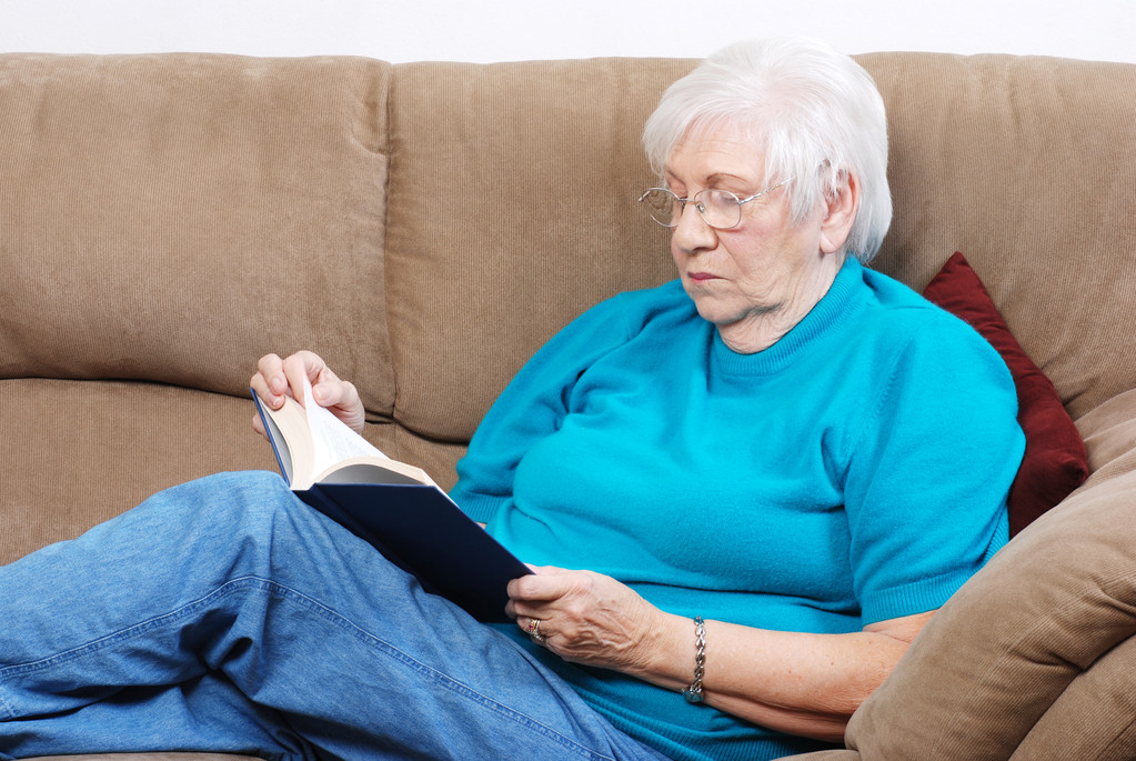 Mujer mayor leyendo un libro - Foto, Imagen