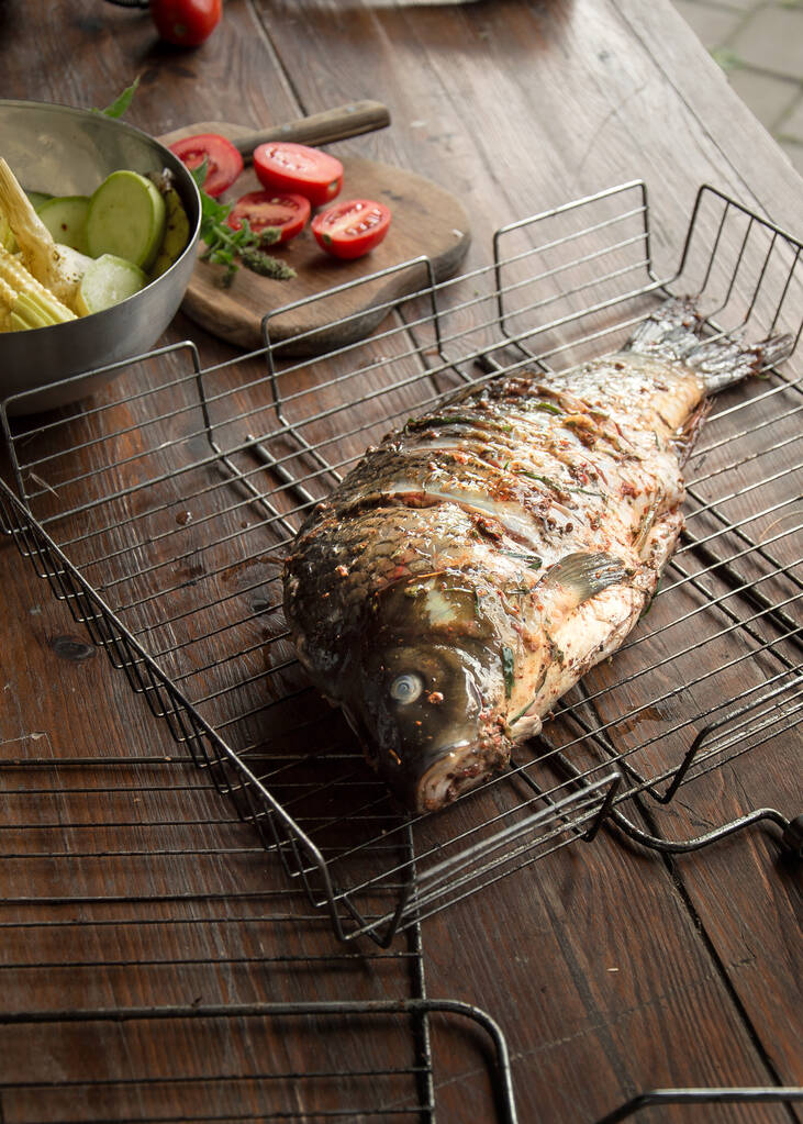 Ψητά ψάρια στη σχάρα με εσπεριδοειδή, βότανα και μπαχαρικά σε vintage ξύλινο τραπέζι. - Φωτογραφία, εικόνα