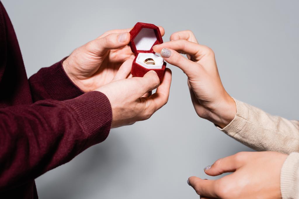 visão cortada do homem fazendo proposta de casamento com a mulher isolada no cinza - Foto, Imagem