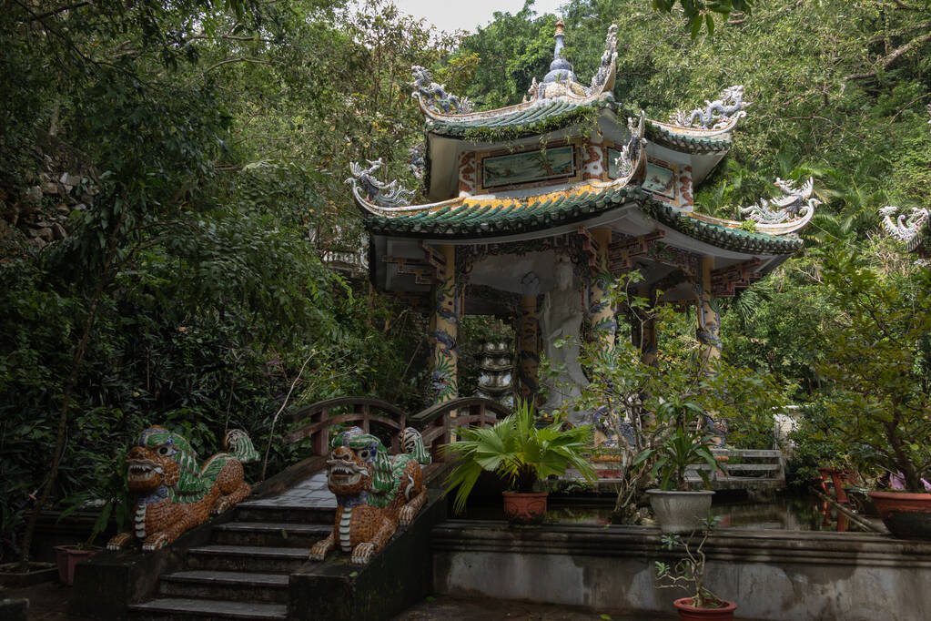 El templo de Xa Loi en las montañas de mármol, Da Nang, Vietnam - Foto, imagen