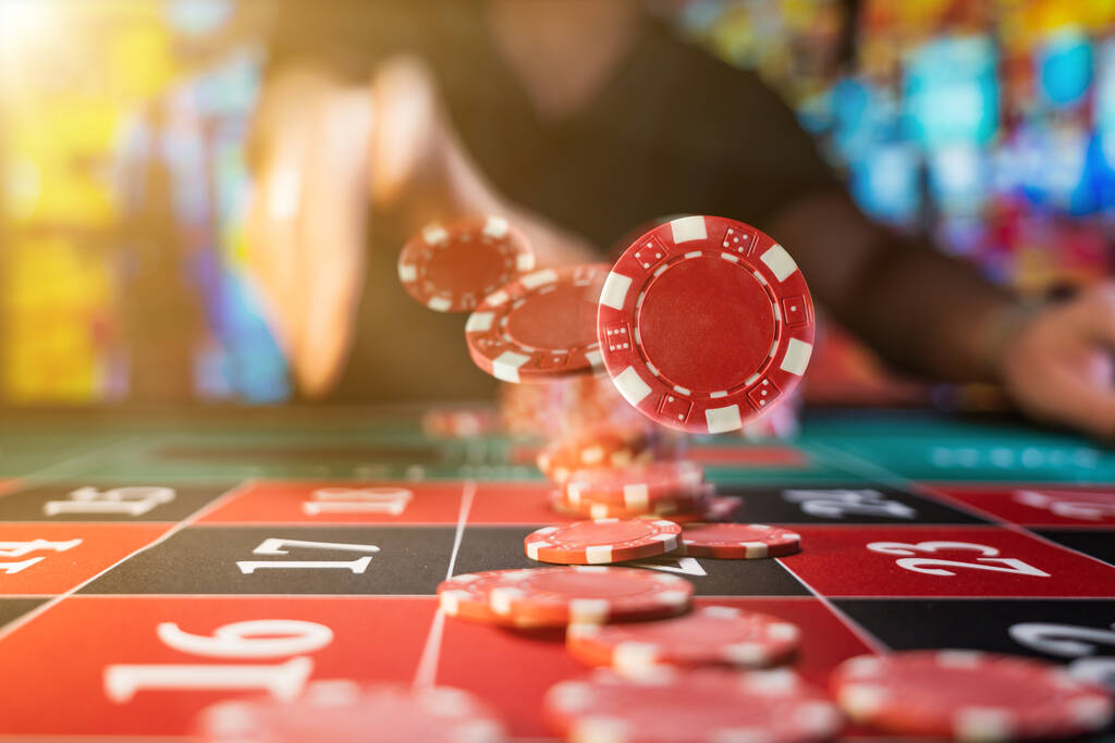 Hombre jugando a la ruleta en el casino - Profundidad superficial del campo - Foto, Imagen
