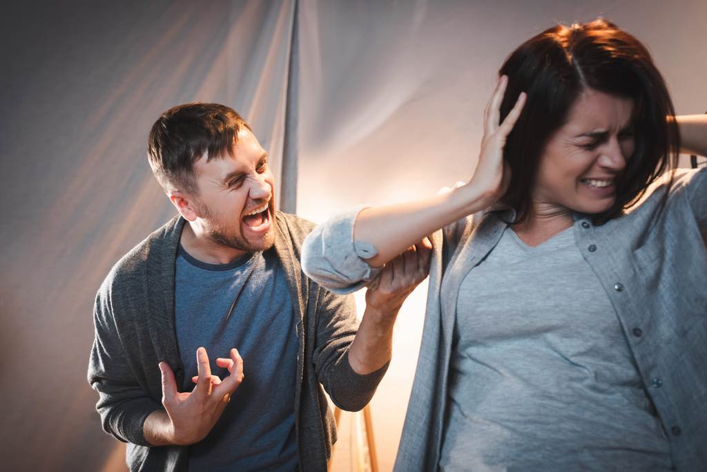 borracho, agresivo hombre gritando a esposa cubriendo oídos con las manos - Foto, Imagen