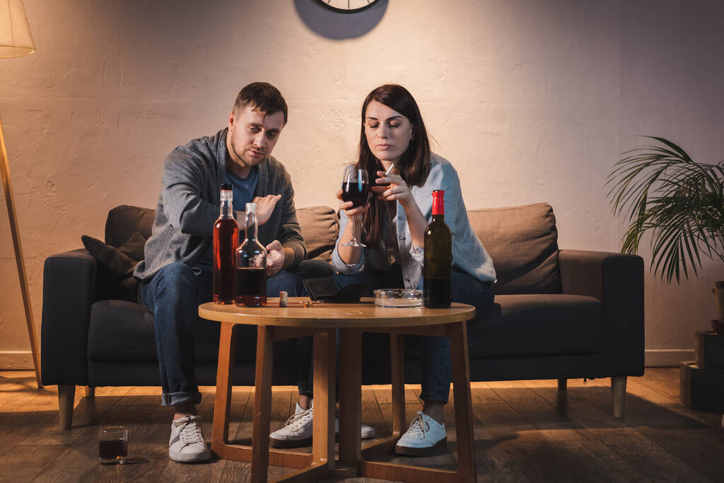 férj és feleség együtt iszik alkoholt otthon - Fotó, kép