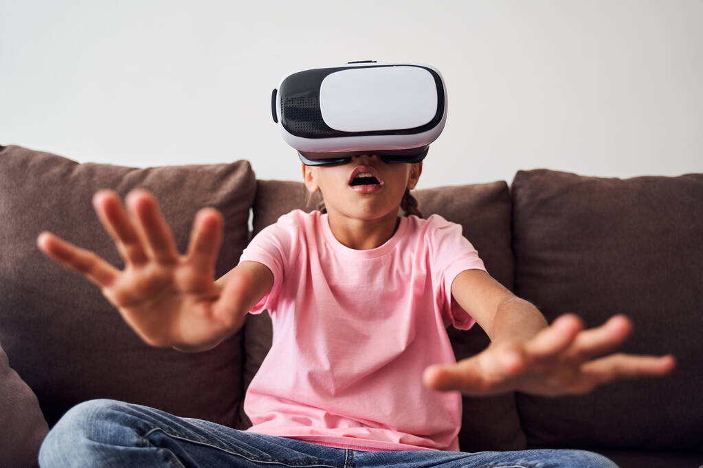 Chica usando gafas de realidad virtual - Foto, imagen