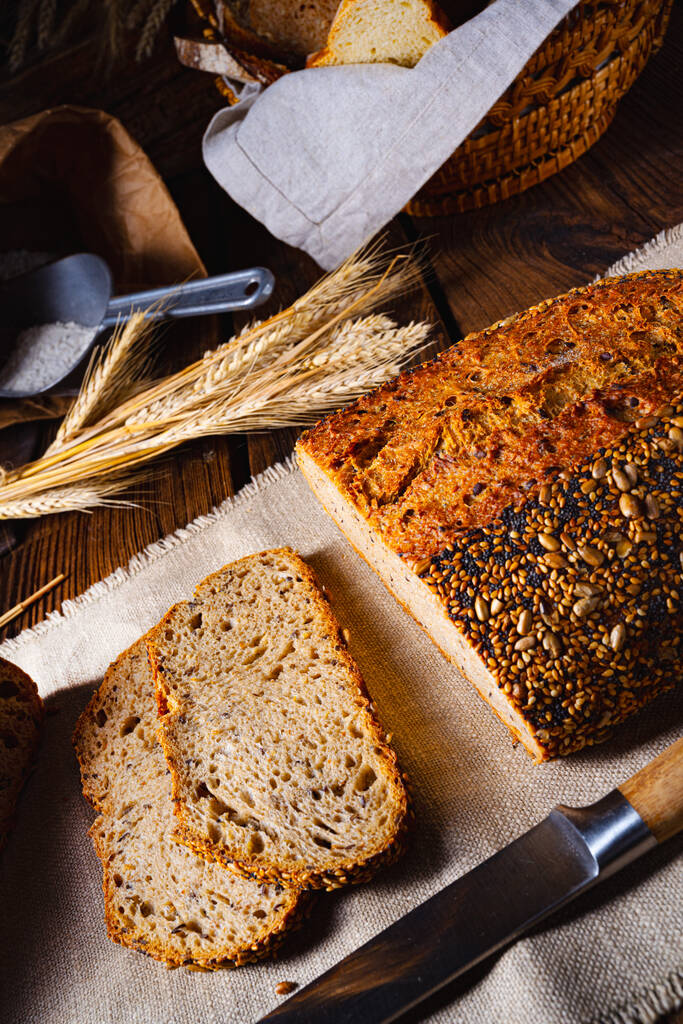 Lněný chléb s mákem a sezamovou směsí - Fotografie, Obrázek