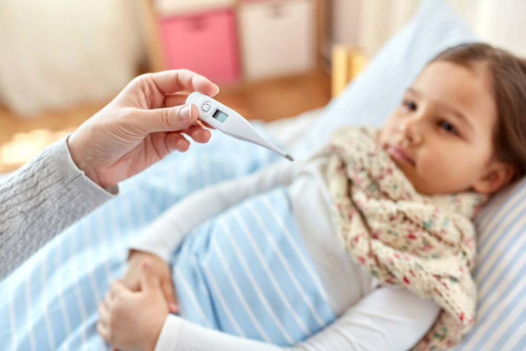 madre medición de la temperatura de la hija enferma - Foto, Imagen