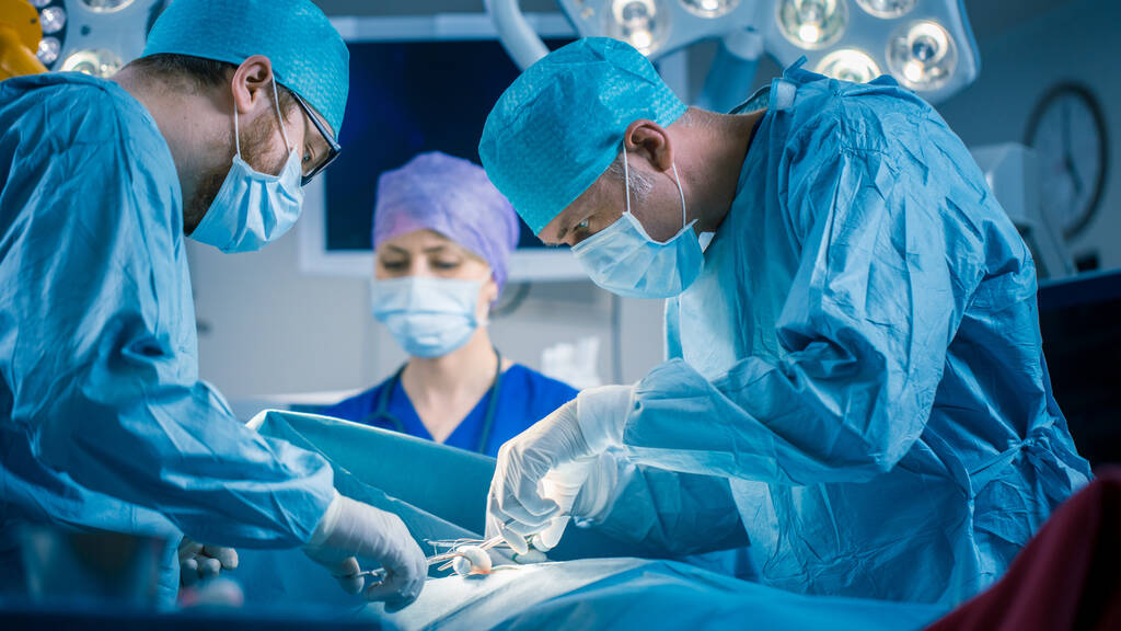 In het ziekenhuis Operatiekamer Diverse Team van Professionele Chirurgen en Verpleegkundigen Gewond na Succesvolle Chirurgie. - Foto, afbeelding