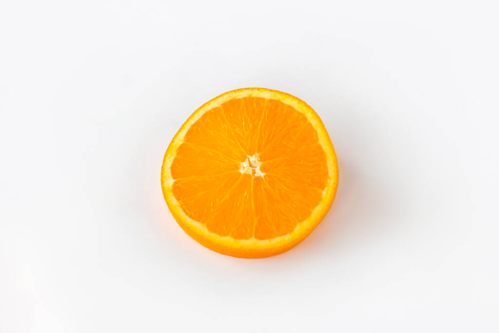 Cortar laranja sobre um fundo branco. Fruta laranja natural com fatias cortadas. Vitamina C. Citrinos saudáveis. - Foto, Imagem