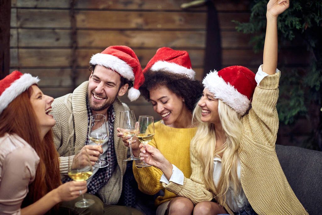 Ομάδα χαρούμενων νέων γιορτάζει τα Χριστούγεννα ή το Νέο Έτος μαζί? Σπίτι έννοια κόμμα - Φωτογραφία, εικόνα