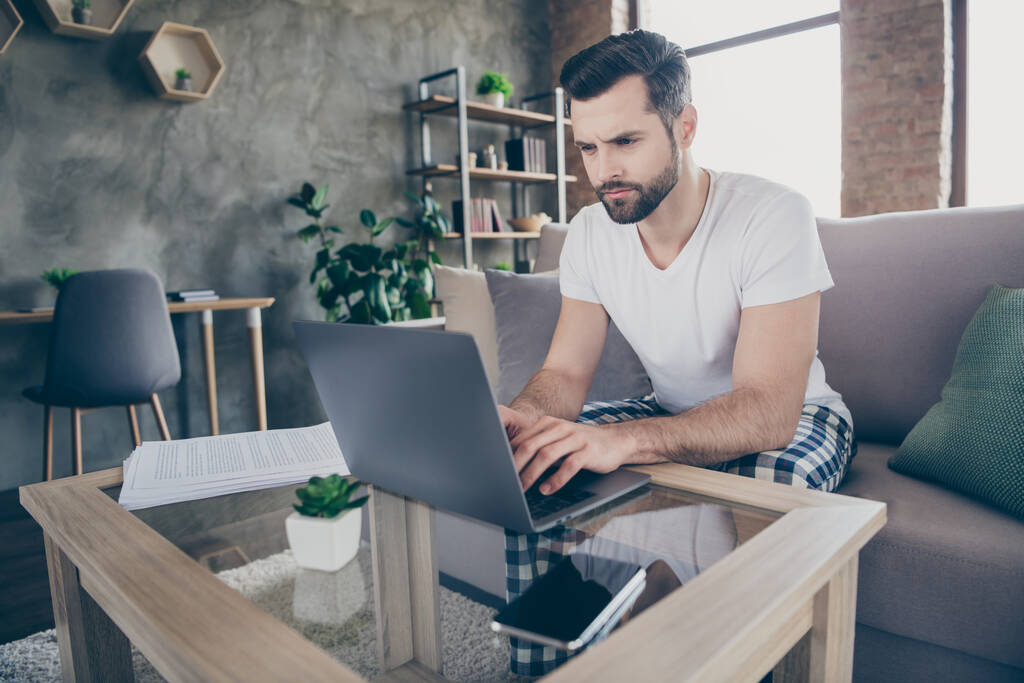 Fénykép koncentrált marketinges ügynök férfi ülni díva munka laptop elemzése kollégák partnerek befektető start-up fejlesztési bemutató ház beltéri - Fotó, kép