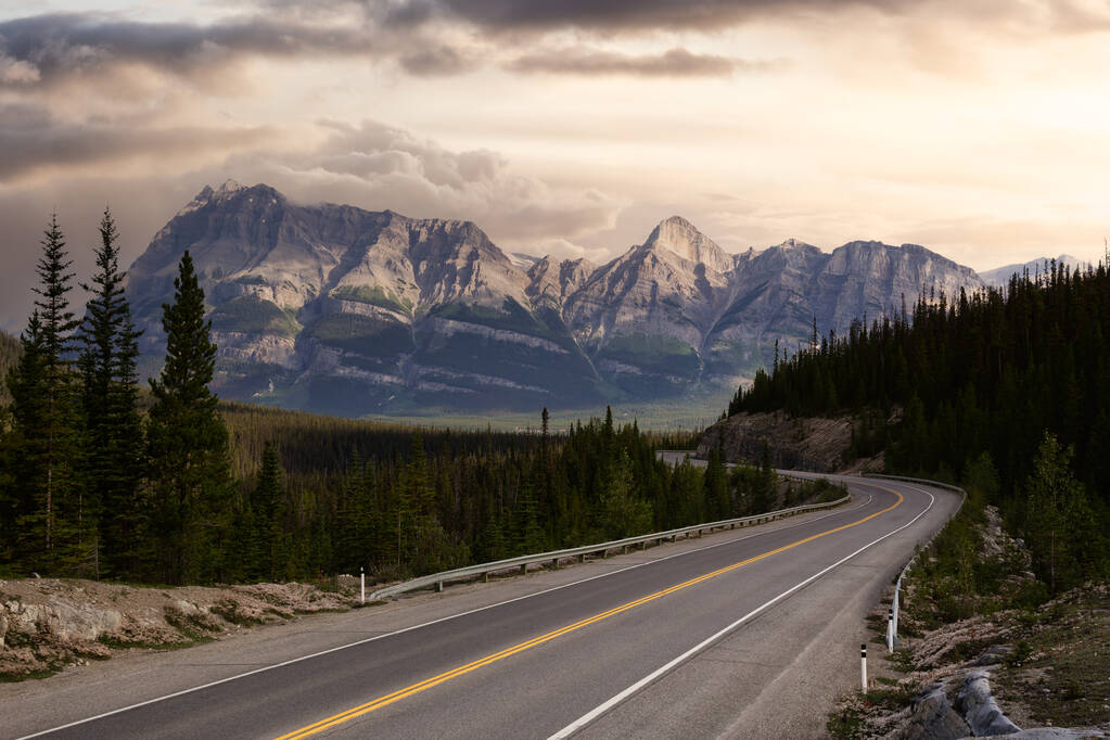 Route panoramique dans les Rocheuses canadiennes - Photo, image