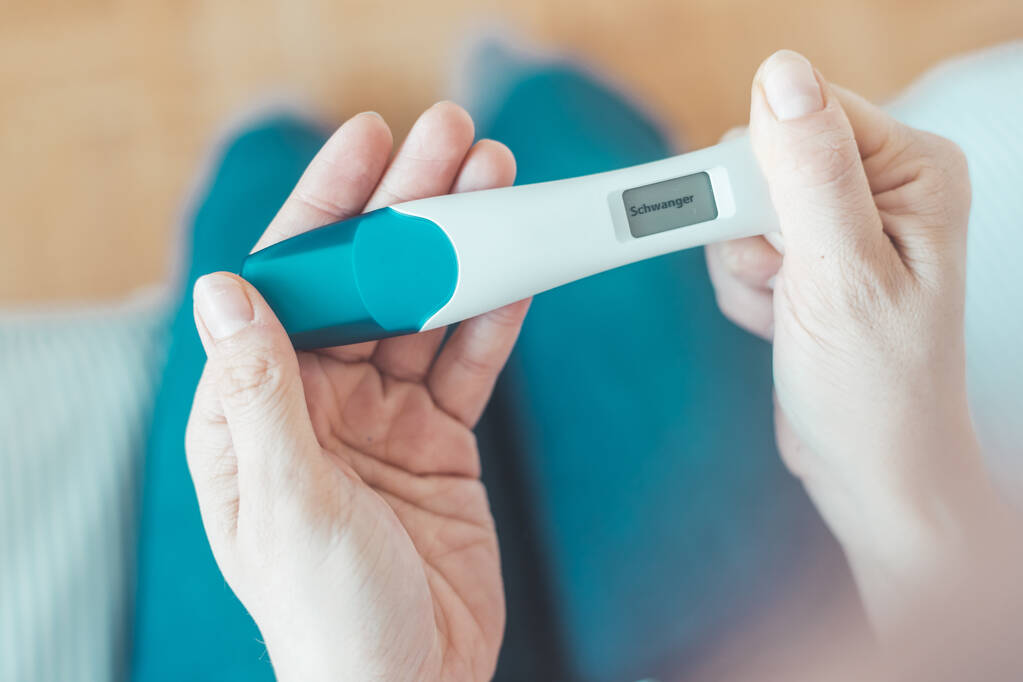 Γυναίκα χέρι εκμετάλλευση τεστ εγκυμοσύνης, το αποτέλεσμα είναι έγκυος, Schwanger - Φωτογραφία, εικόνα