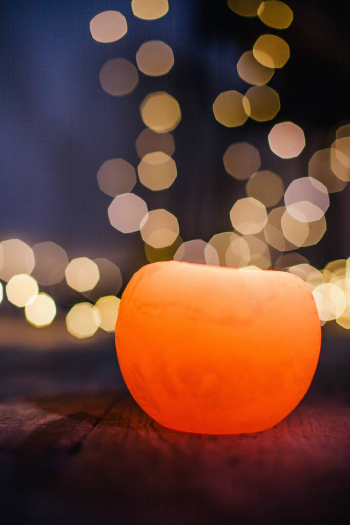 Capodanno candela brucia sullo sfondo del bokeh delle luci della ghirlanda di Natale - Foto, immagini