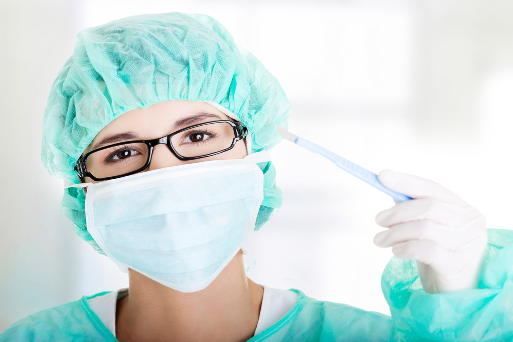 Женщина-врач или медсестра держит скальпель
 - Фото, изображение