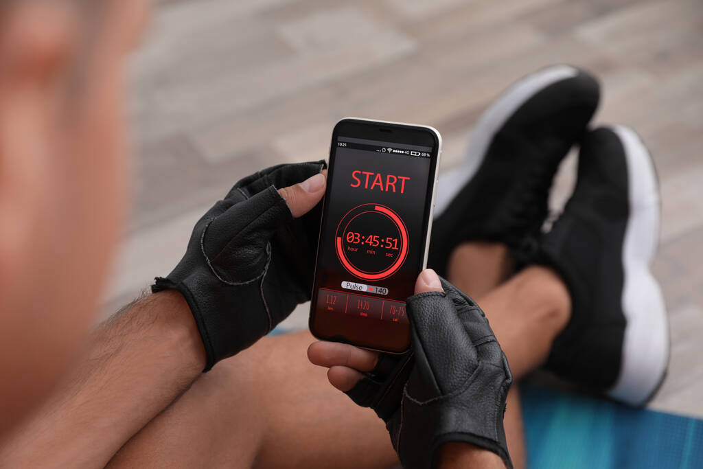 Muž pomocí fitness aplikace na smartphone vnitřní, detailní up - Fotografie, Obrázek