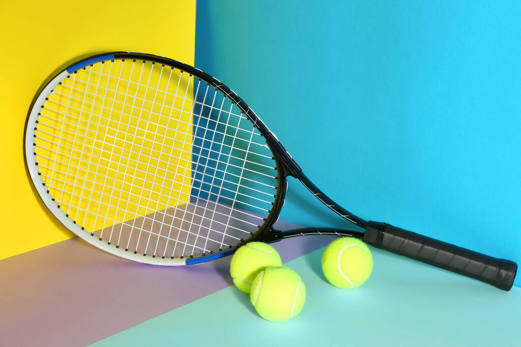 Raquette de tennis et balles sur fond couleur. Equipements sportifs - Photo, image