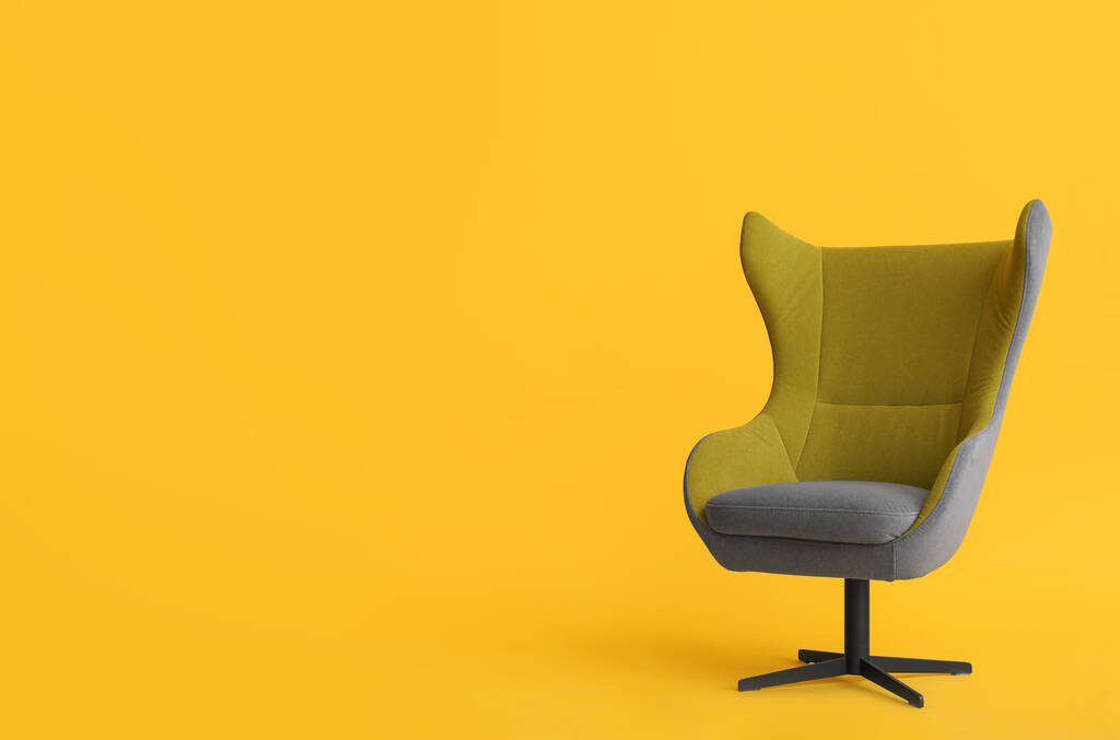 Sedia da ufficio moderna su sfondo giallo. Spazio per testo - Foto, immagini