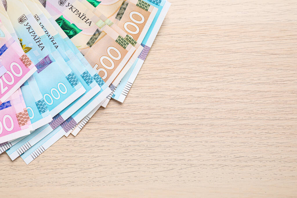 Ukrajinské peníze na dřevěném pozadí, byt ležel. Mezera pro text - Fotografie, Obrázek