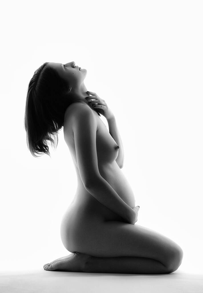 Szczęśliwa naga kobieta w ciąży na jasnym tle - Zdjęcie, obraz