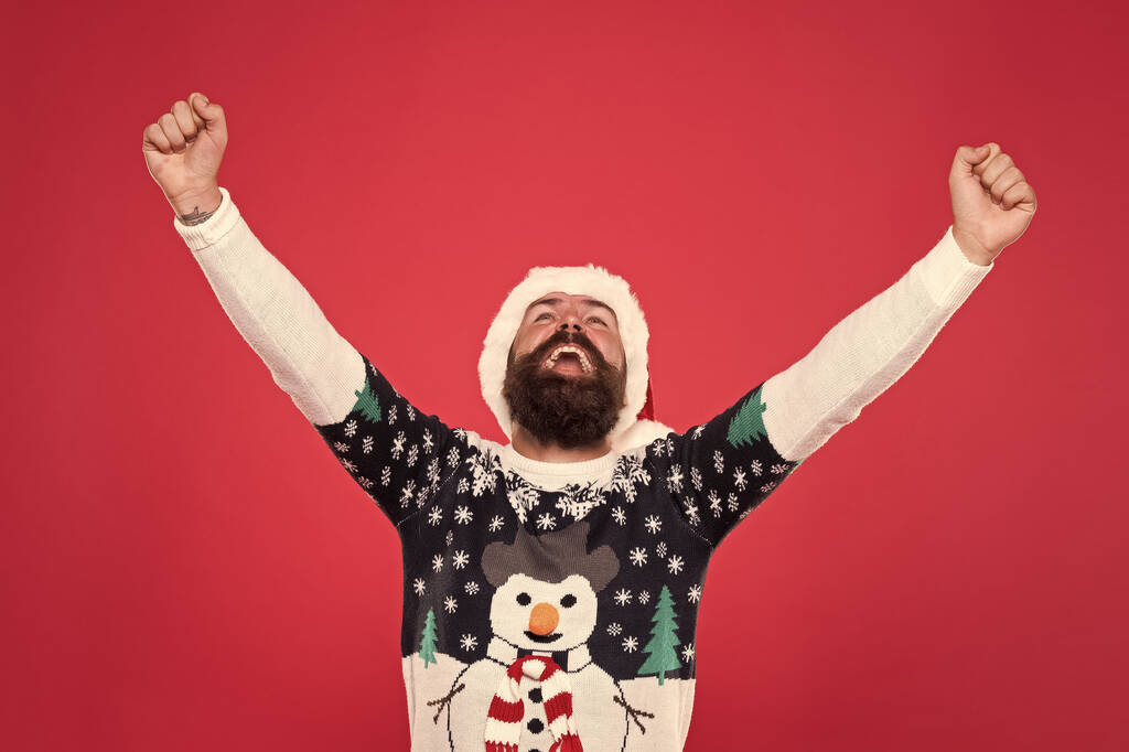 pocit svobody a úspěchu. nový rok štěstí. Veselé Vánoce vám přeji. Bavte se. šťastný vousatý muž červený Santa klobouk. vzrušený hipster legrační svetr se sněhulákem. Upřímná gratulace - Fotografie, Obrázek