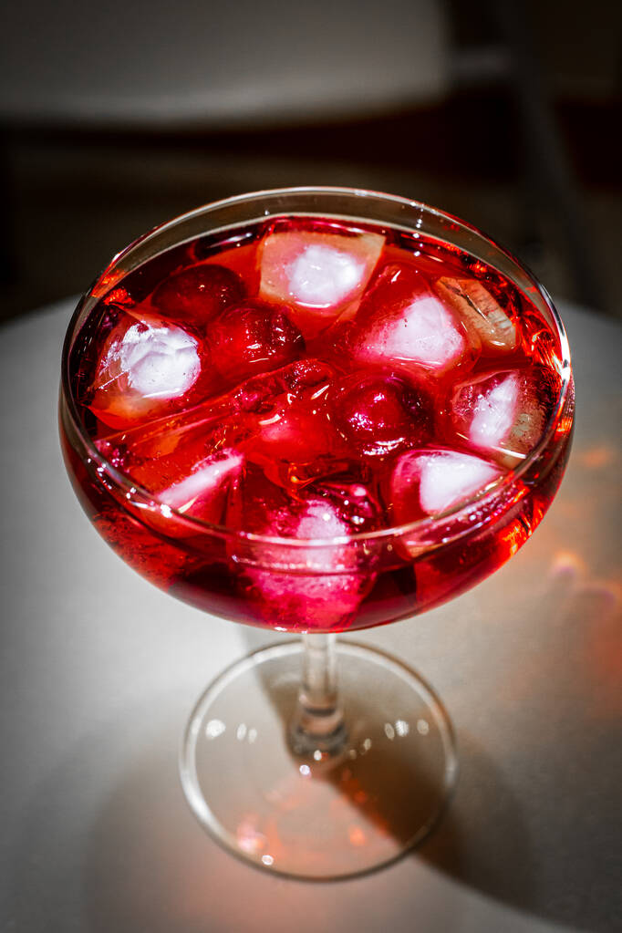 verre de martini rouge avec cerise - Photo, image