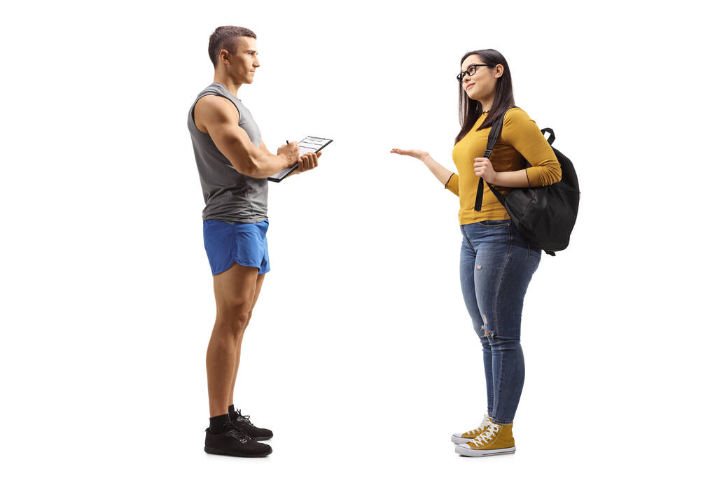 Foto de perfil completo de un instructor de fitness y una estudiante teniendo una conversación aislada sobre fondo blanco - Foto, imagen
