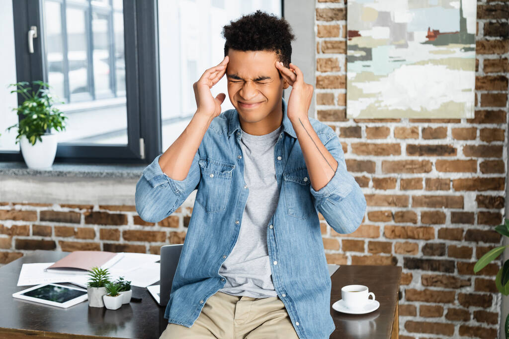 homme afro-américain aux yeux fermés souffrant de migraine  - Photo, image