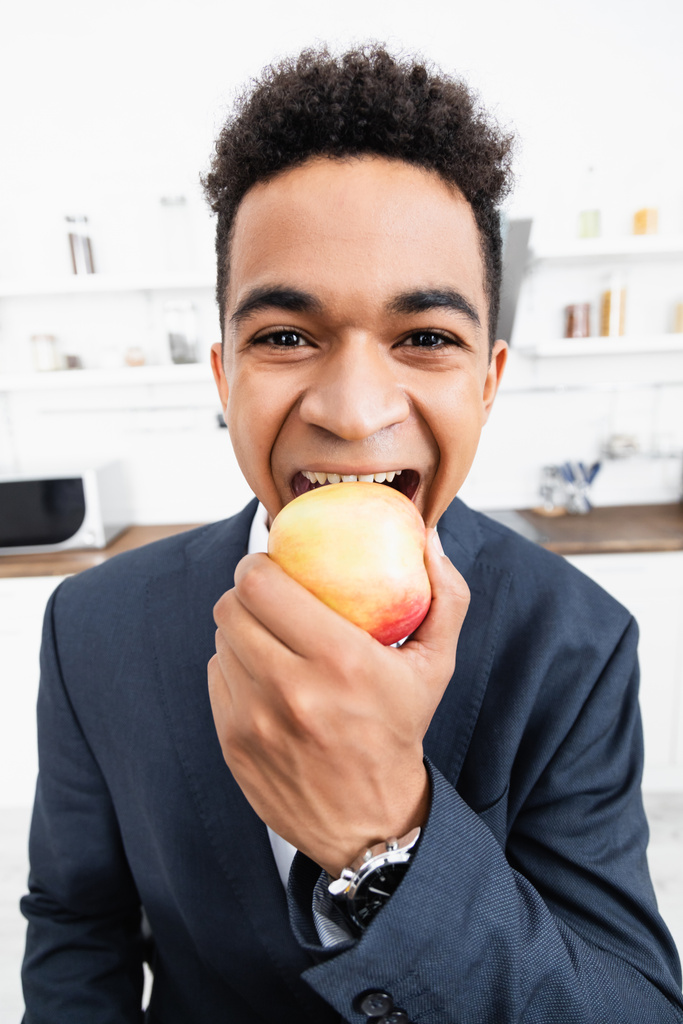 felice uomo d'affari africano americano mangiare mela - Foto, immagini