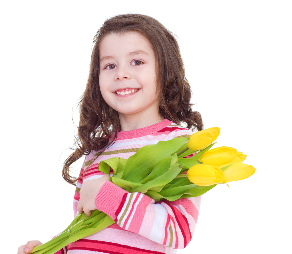 Charmantes kleines Mädchen mit gelben Tulpen. - Foto, Bild