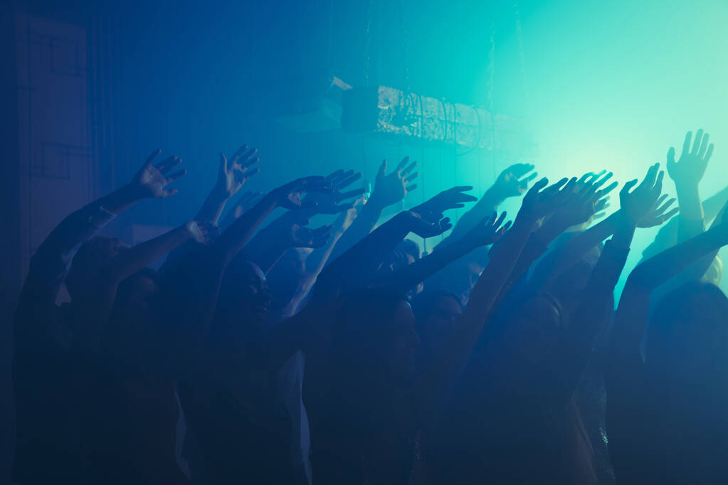 Kuva kokous huolimaton tanssi iloita disko nostaa kädet pukeutua tyylikäs asu moderni klubi sisätiloissa - Valokuva, kuva