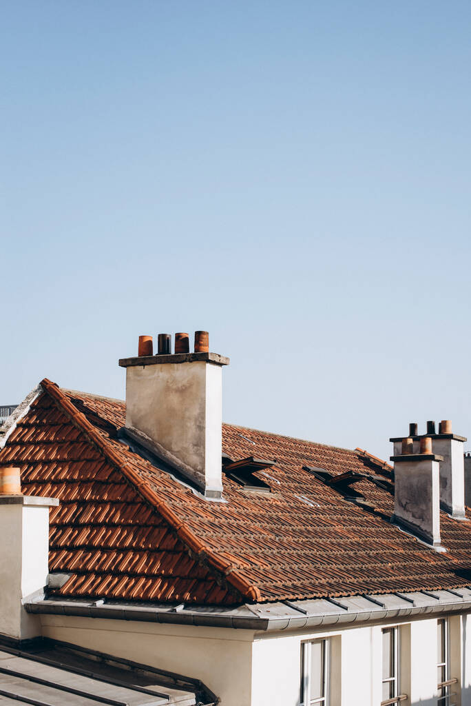 Dettaglio tetto e facciata di un edificio a Parigi, Francia. - Foto, immagini