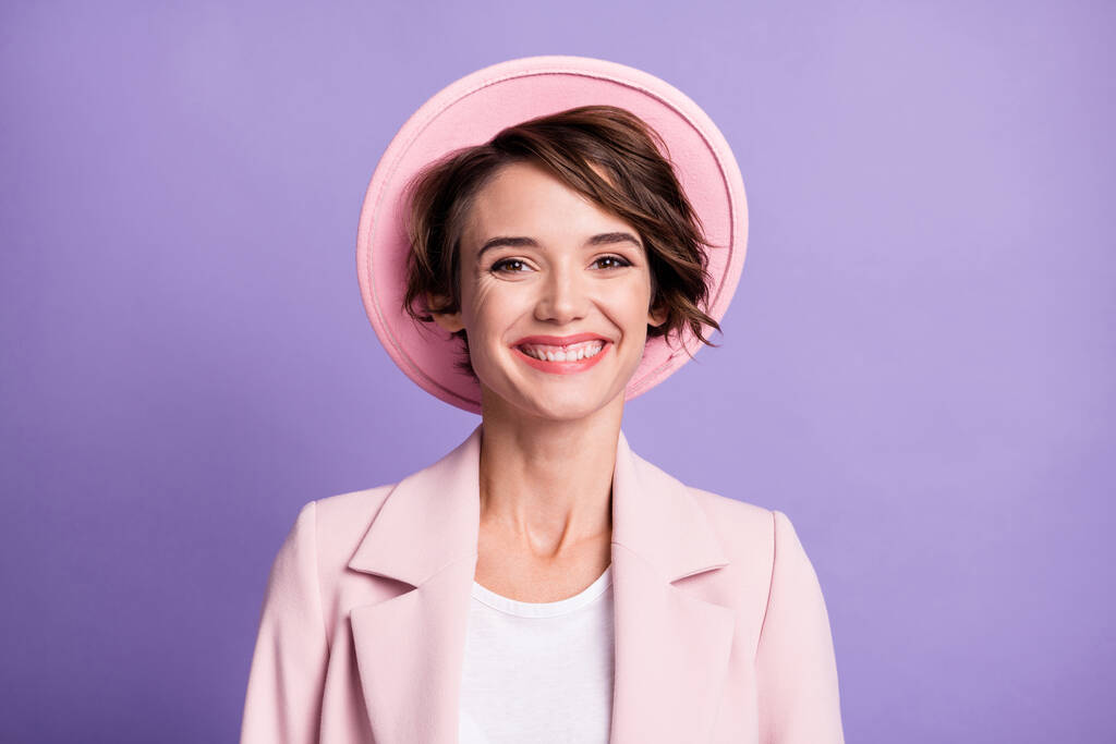 Foto de bonito sorridente menina mulher desgaste rosa vintage roupa cap isolado roxo cor fundo - Foto, Imagem