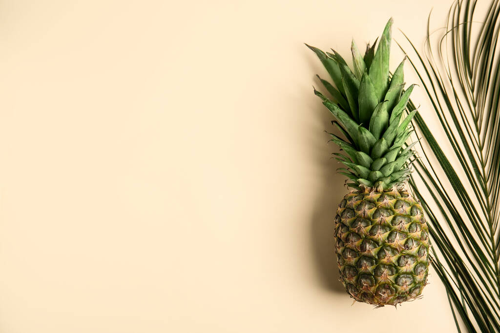 Tuore kypsä mehukas ananas beige tausta, ylhäältä näkymä. Tekstitila - Valokuva, kuva