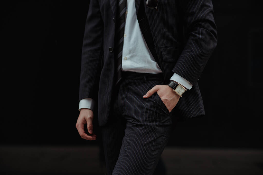 Ένα κοντινό πλάνο ενός άντρα με ένα ωραίο μαύρο κοστούμι και γραβάτα. - Φωτογραφία, εικόνα
