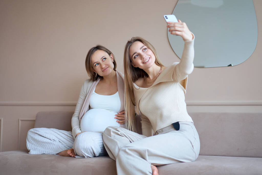 novias multiétnicas y feliz mujer embarazada tomando selfie en el teléfono inteligente. Foto de alta calidad. - Foto, Imagen
