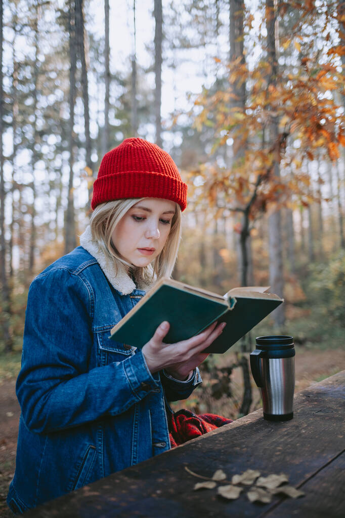 Nainen opiskelija lukee kirjaa puistossa - Valokuva, kuva