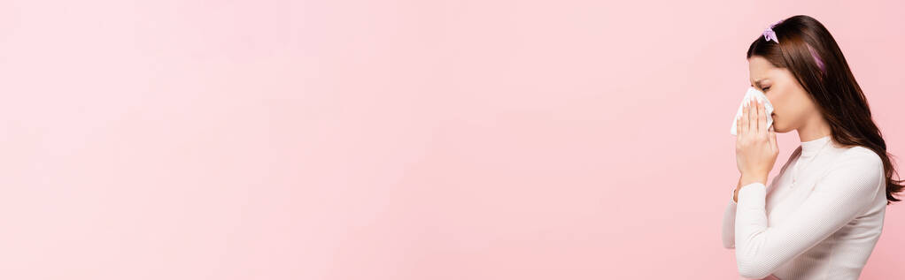 молодая красивая женщина с насморком изолированы на розовый, баннер - Фото, изображение