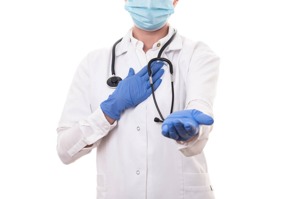 Молодой врач в белой форме и стетоскоп в маске на изолированном фоне - Фото, изображение
