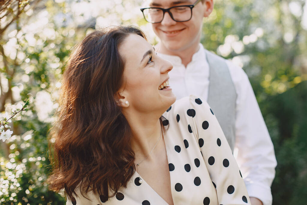 Junger Mann und Frau in einem blühenden Garten - Foto, Bild