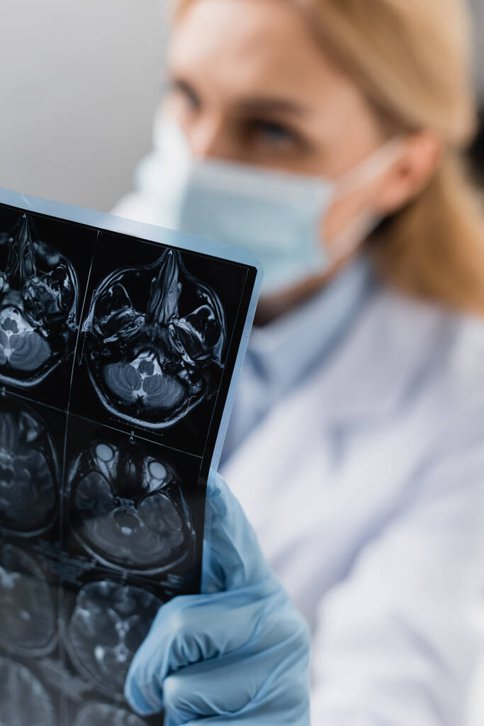 рентген рядом с ученым в медицинской маске на размытом фоне - Фото, изображение