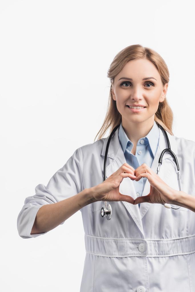 feliz enfermera en blanco abrigo mostrando escucha signo con las manos aisladas en blanco - Foto, Imagen